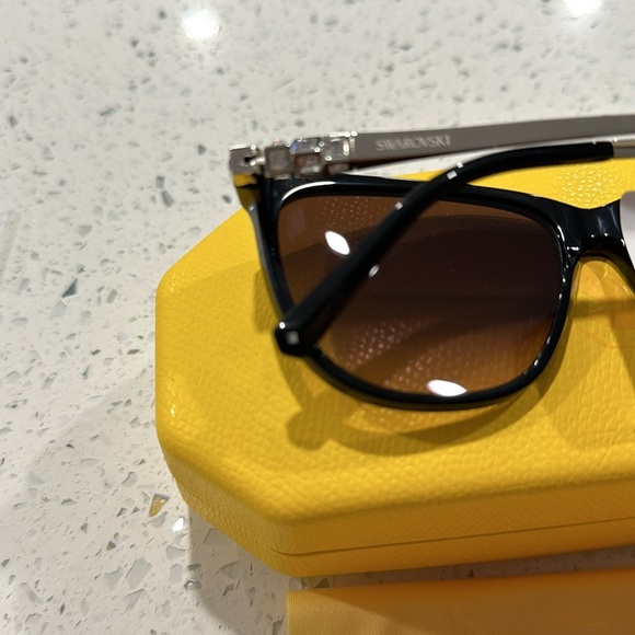 Swarovski Crystal Embellished Sunglasses Designer Eyewear Fashion Accessory - Picture 3 of 4